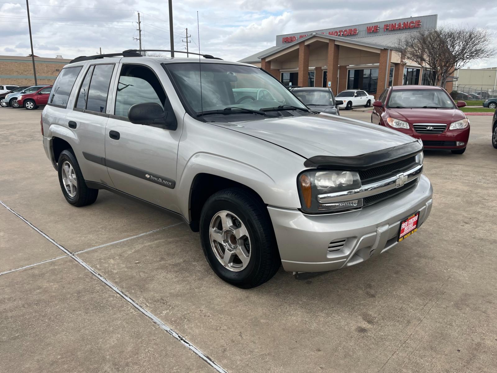2004 SILVER /black Chevrolet TrailBlazer LS 2WD (1GNDS13S242) with an 4.2L L6 DOHC 24V engine, 4-Speed Automatic Overdrive transmission, located at 14700 Tomball Parkway 249, Houston, TX, 77086, (281) 444-2200, 29.928619, -95.504074 - Photo #0